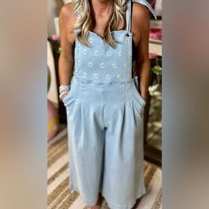 Nwt Davi & Dani Light Blue Cropped Floral Daisy Embroidered Overalls.